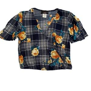 Juniors Size Small Discreet Flower Wrap Top